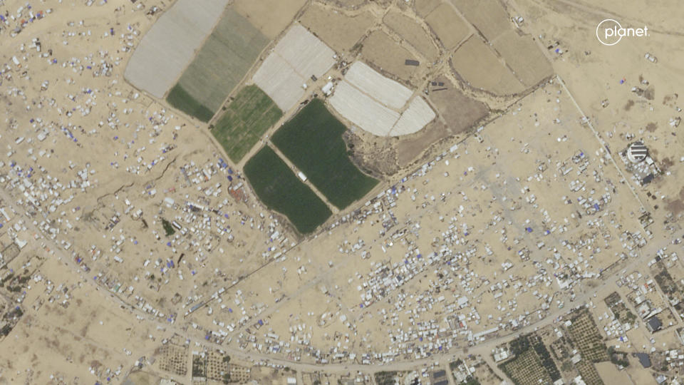 Esta imagen satelital tomada por Planet Labs PBC muestra un campamento evacuado en Rafah, Franja de Gaza, el 8 de mayo de 2024. (Planet Labs PBC vía AP)