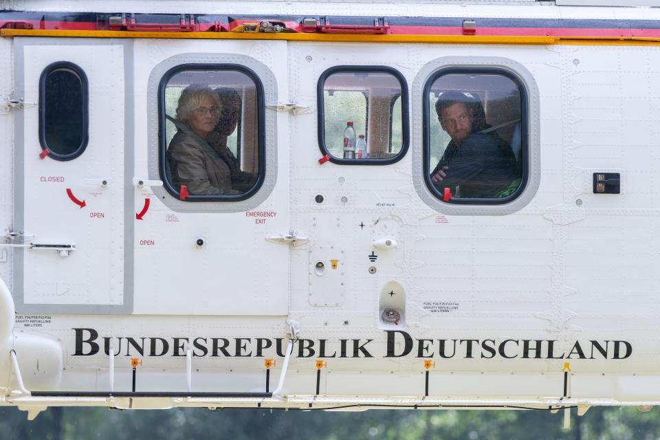 Christine Lambrecht (SPD, l), Verteidigungsministerin, und Michael Kretschmer (CDU, r), Ministerpräsident von Sachsen, sitzen während eines Aufklärungsflugs über dem Nationalpark Sächsische Schweiz in einem Hubschrauber der Bundeswehr.  - Copyright: picture alliance/dpa | Sebastian Kahnert