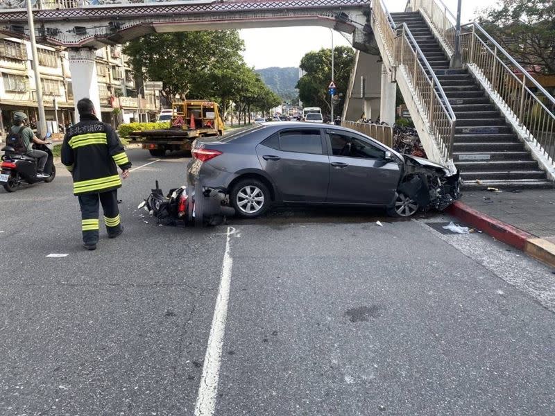 轎車車頭嚴重毀損。（圖／翻攝畫面）