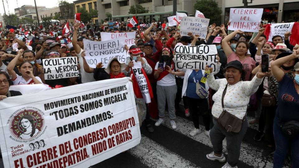 Protesta en Lima por el cierre del Congreso y la liberación de Castillo.