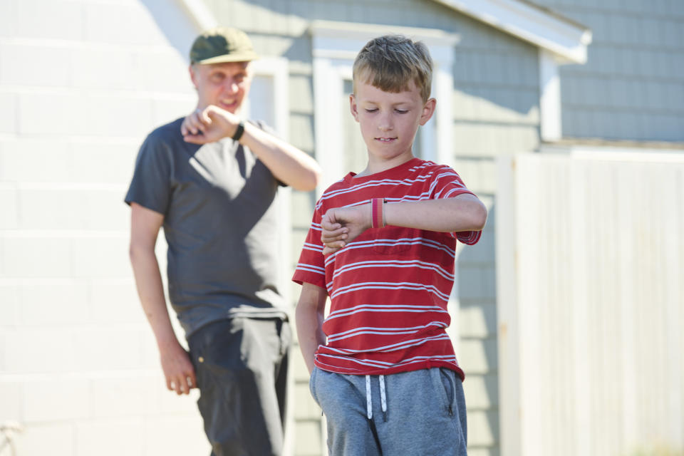 Felix Fangohr habla con su papá por medio de su Apple Watch SE afuera de la casa de Airbnb que la familia rentó para vacacionar en la isla Guemes, Washington, el 29 de agosto de 2022. (Chona Kasinger/The New York Times)
