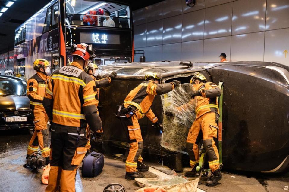 警方與多個政府部門舉行跨部門大型事故演習，模擬將藍隧道內發生嚴重交通意外。(FB專頁「香港警察 Hong Kong Police」)
