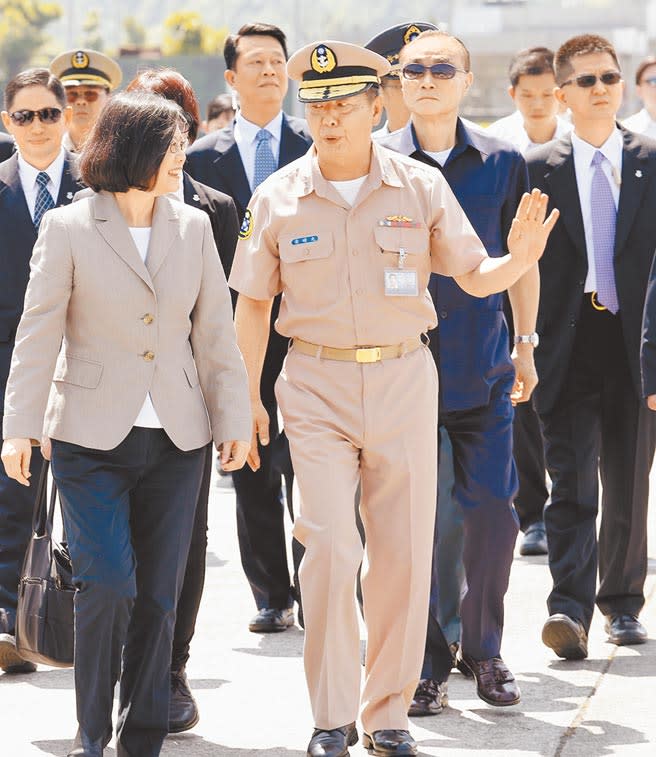 軍方透露，國造潛艦專案小組召集人黃曙光（圖右），找來30多位海軍退役軍官到台船公司的海昌廠任重要幹部，負責建造潛艦，形成監造與製造混在一起，導致權責難釐清。（本報資料照片）