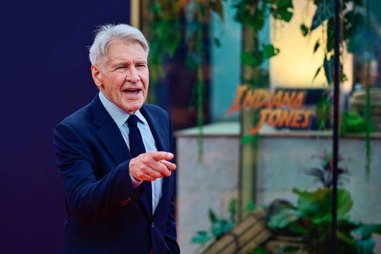 Harrison Ford posó muy simpático en la red carpet de la premiere de Indiana Jones 5 en Berlín. El actor vuelve a ponerse en la piel de este legendario héroe que, muy cerca de la jubilación, deberá calzarse nuevamente su sombrero cuando los tentáculos de un mal demasiado familiar regresan en forma de un viejo rival