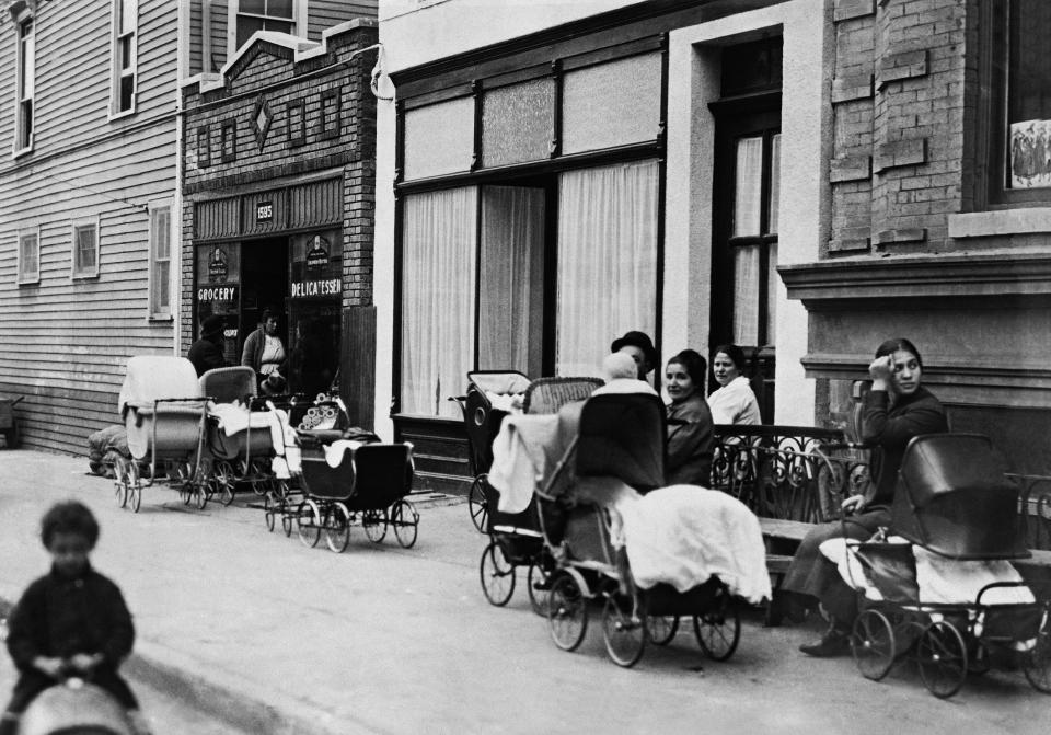 Des femmes et des hommes attendent devant la clinique Sanger à New York, 1916.<br><p>C’est la féministe Margaret Sanger qui crée le Planning familial aux Etats-Unis en 1916. En 1956, la Maternité heureuse voit le jour en France, de manière extrêmement confidentielle, avant de laisser place au Mouvement français pour le Planning familial, en juin 1960. Les objectifs premiers de l’organisation sont de diffuser des informations sur la sexualité, et de faire abroger la loi de 1920, qui assimile la contraception aux avortements et interdit toute publicité pour les anticonceptionnels. </p><br>