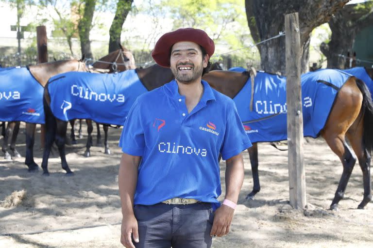 Hugo Gómez, petisero en La Irenita II, pertenece a una familia de origen correntino y de varias generaciones en ese trabajo; dejó Córdoba a los 15 años y ya lleva más tiempo viviendo junto a los caballos que en su tierra.