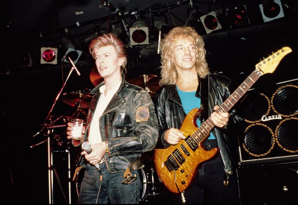 (MANDATORY CREDIT Ebet Roberts/Getty Images) UNITED STATES - MARCH 18:  Photo of Peter FRAMPTON and David BOWIE; with Peter Frampton, performing live onstage at the Cat Club  (Photo by Ebet Roberts/Redferns)