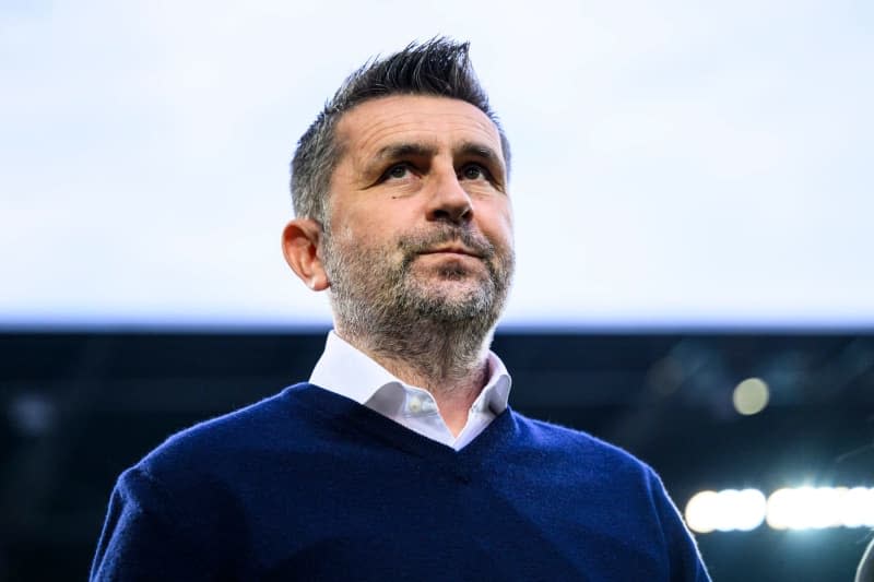 Union Berlin coach Nenad Bjelica is pictured before the start of the German Bundesliga soccer match between FC Augsburg and 1. FC Union Berlin at the WWK-Arena. "If I were Bayern Munich coach I would definitely think about the semi-final against Real Madrid. That has priority. We will try to take advantage of that," Union coach Nenad Bjelica told reporters on 18 April. Tom Weller/dpa