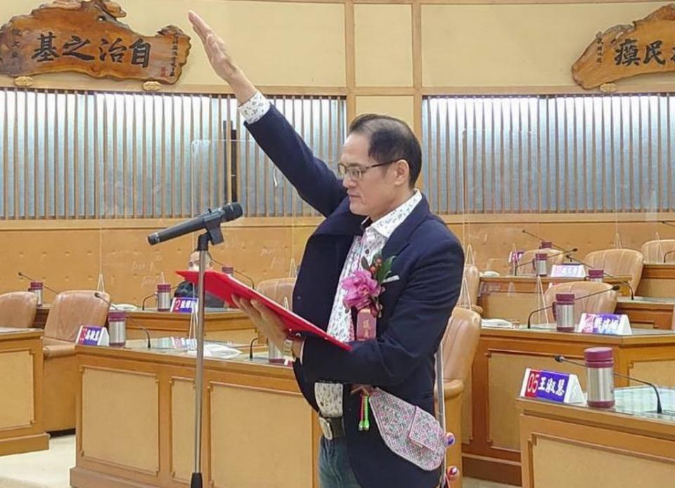 新北市議會原民籍遞補當選議員蘇錦雄昨日上午宣誓就職。（記者吳瀛洲攝）