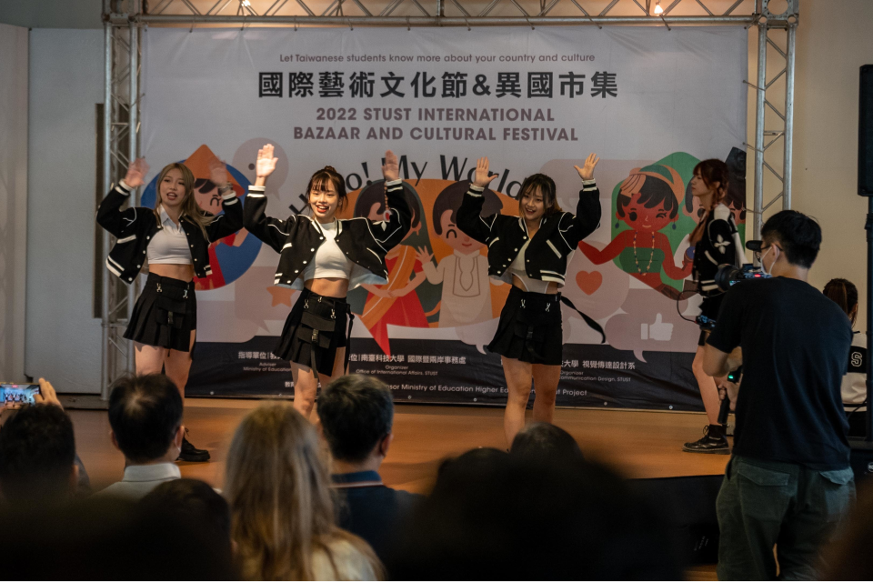 3.南臺科技大學偶像團體NTS x ONE於「2022國際藝術文化節」之表演情形。