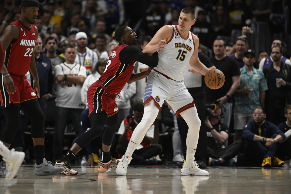 El centro de los Denver Nuggets, Nikola Jokić, conduce contra el centro de los Miami Heat, Bam Adebayo, durante el Juego 5 de las Finales de la NBA en el Ball Arena el 12 de junio de 2023 en Denver.  (AAron Ontiveroz/The Denver Post) El centro de los Denver Nuggets, Nikola Jokić, trabaja contra el centro de los Miami Heat, Bam Adebayo, durante el Juego 5 de las Finales de la NBA en el Ball Arena el 12 de junio de 2023 en Denver.  (AAron Ontiveroz/The Denver Post) El centro de los Denver Nuggets, Nikola Jokić, trabaja contra el centro de los Miami Heat, Bam Adebayo, durante el Juego 5 de las Finales de la NBA en el Ball Arena el 12 de junio de 2023 en Denver.  (Aarón Ontiveros/The Denver Post)