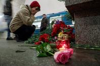 <p>Eine Frau legt in der vom Terroranschlag in St. Petersburg betroffenen U-Bahn-Station Blumen nieder. Durch die Bombenexplosion kamen mindestens 14 Menschen ums Leben. (Bild: AP Photo/Dmitri Lovetsky) </p>