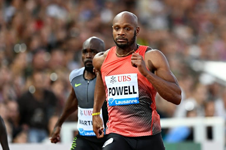 Jamaica's Asafa Powell (R) competes during the men's 100m at the Diamond League Athletics meeting on August 25, 2016 in Lausanne