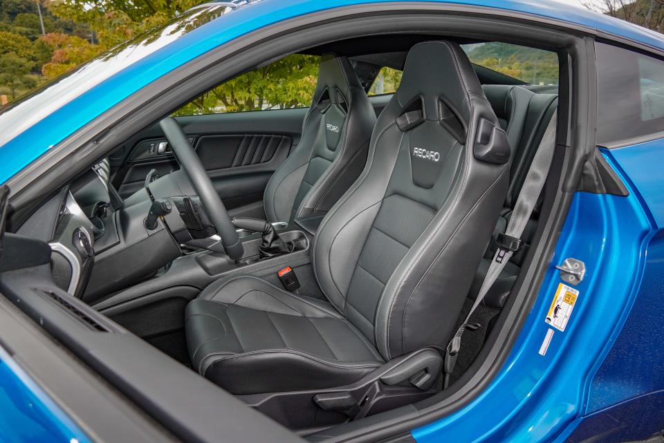 GT Premium 標配競技型Recaro 皮質賽車座椅。