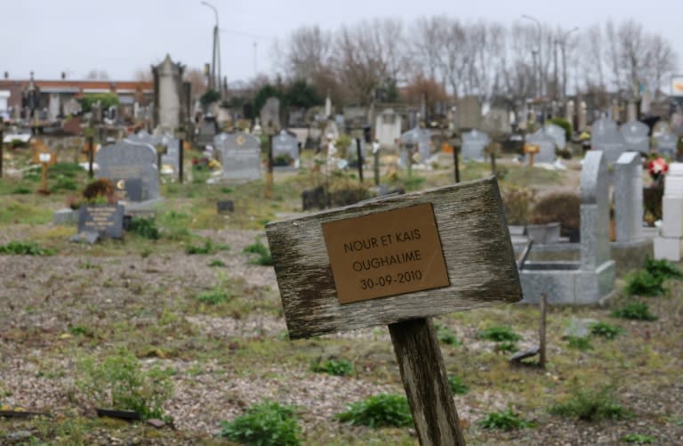 Le panneau en bois d'une tombe indiquant "Nour et Kair Oughalime - 30-09-2010" au cimetière de Calais, le 19 décembre 2023 dans le Pas-de-Calais (Denis CHARLET)