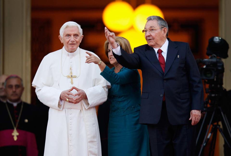 Benedicto XVI y el presidente cubano, Raul Castro, durante una visita el 27 de marzo de 2012, en La Habana, Cuba. Joe Raedle/Getty Images