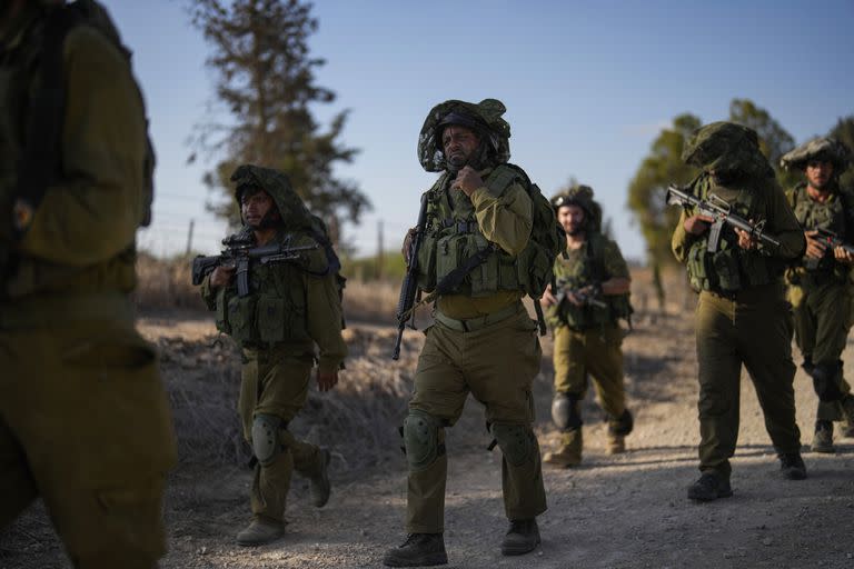 Soldados israelíes patrullan cerca de la frontera con Gaza 