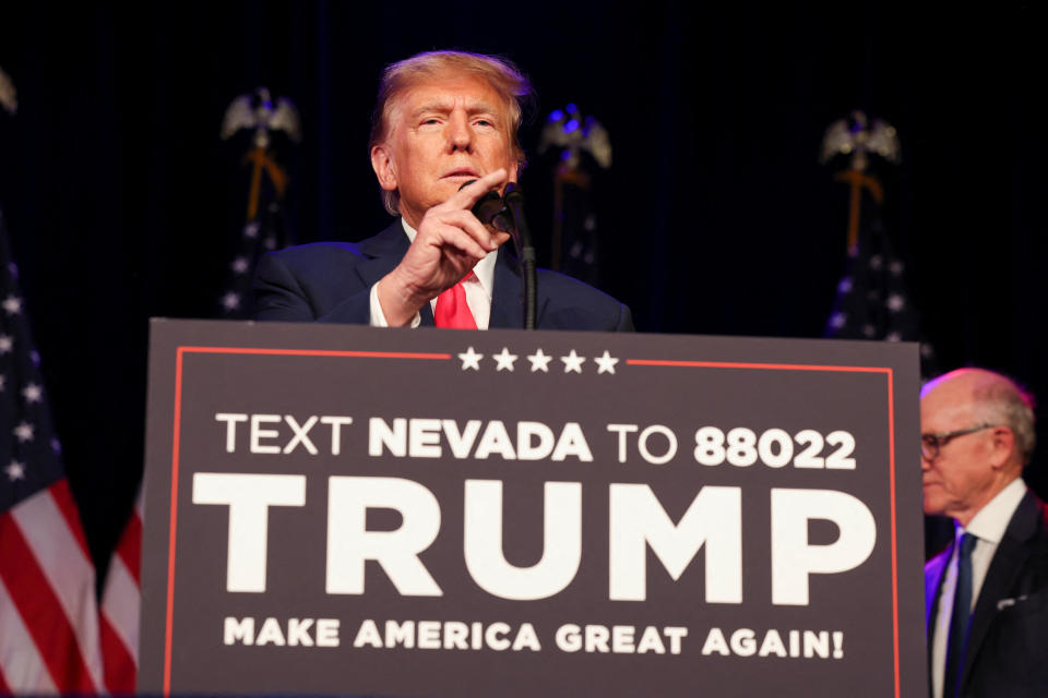 El candidato presidencial republicano y ex presidente estadounidense Donald Trump habla en una fiesta nocturna del caucus de Nevada en el Treasure Island Resort & Casino en las Vegas, Nevada, EE.UU., el 8 de febrero de 2024. REUTERS/David Swanson