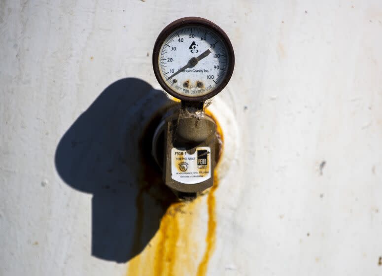 VISALIA, CA - August 16, 2022 - A gage shows only a few pounds of pressure in the well at Jesus Benitez's home in Visalia on Tuesday, Aug. 16, 2022 in VIsalia, CA. (Brian van der Brug / Los Angeles Times)