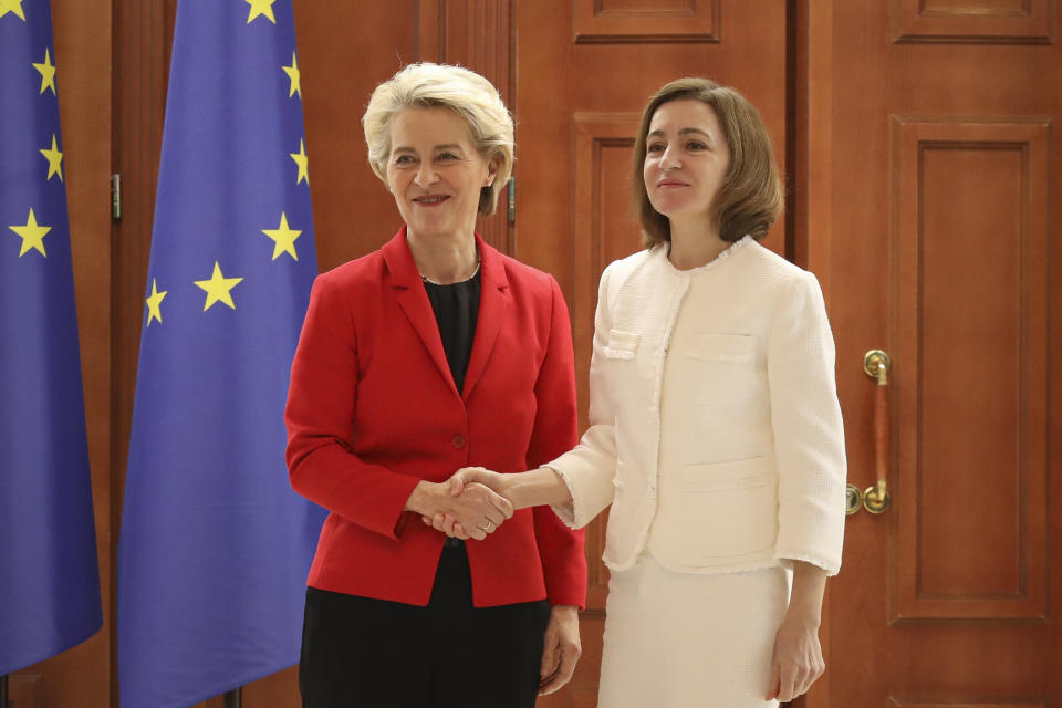 European Commission President Ursula von der Leyen, left, shakes hands with Moldovan President Maia Sandu after a joint press conference in Chisinau, Moldova, Thursday, Nov. 10, 2022. (AP Photo/Aurel Obreja)