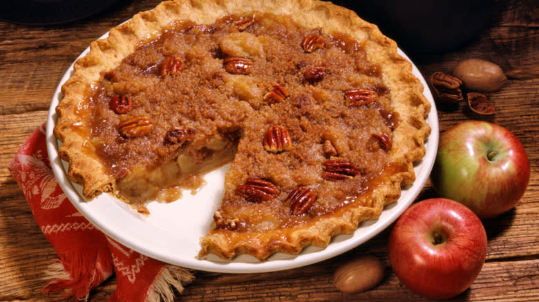 Apple pecan pie with apples 