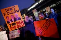 <p>Un grupo de personas se manifiestan en Berlín. REUTERS/Hannibal Hanschke </p>
