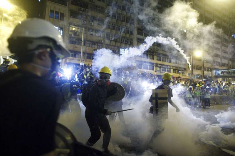 7月21日晚間，香港警察與反送中抗爭民眾的衝突再度白熱化。（美聯社）