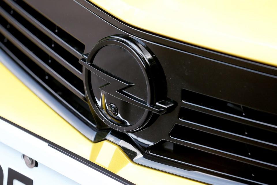 GS車型在車頭Vizor閃電風鏡設計更加徹底，包括中央廠徽與邊框均採一體化亮黑處理。