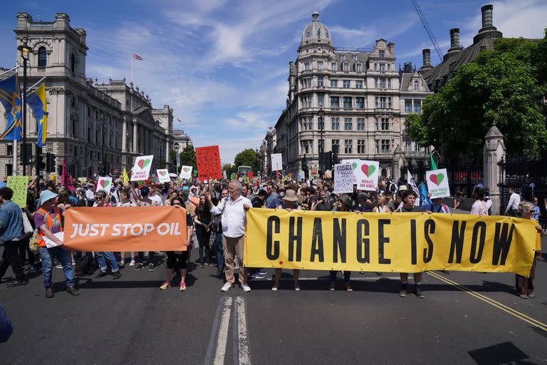 Integrantes de diversos grupos ambientalistas, entre ellos Just Stop Oil, Peace and Justice Project e Insulate Britain, particiipan en una protesta contra el cambio climático en la Plaza del Parlamento en Londres. (Jonathan Brady/PA vía AP)