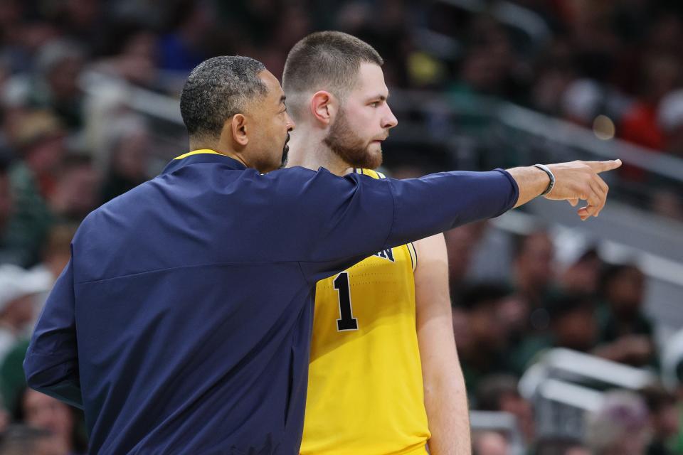 Michigan coach Juwan Howard chats with center Hunter Dickinson during the second half of U-M's 75-63 win in the first round of the NCAA tournament on Thursday, March 17, 2022, in Indianapolis.
