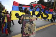 Una manifestante sostiene una pancarta durante una protesta en Bogotá, Colombia, el miércoles 12 de mayo de 2021. (AP Foto/Fernando Vergara)