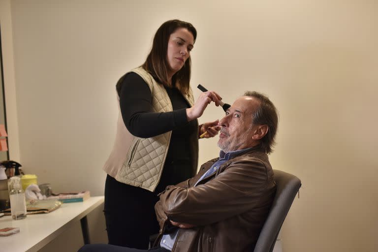 Guillermo Francella en la sala de maquillaje, antes de grabar la entrevista