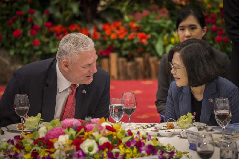 <cite>2018年10月9日，蔡英文總統國宴宴請時任聖露西亞總理查士納（總統府）</cite>