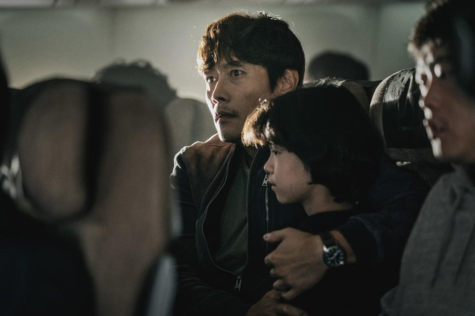 李炳憲在電影中飾演即使有飛行恐懼症，仍為了女兒一起搭上飛機的乘客一角。（圖／車庫）