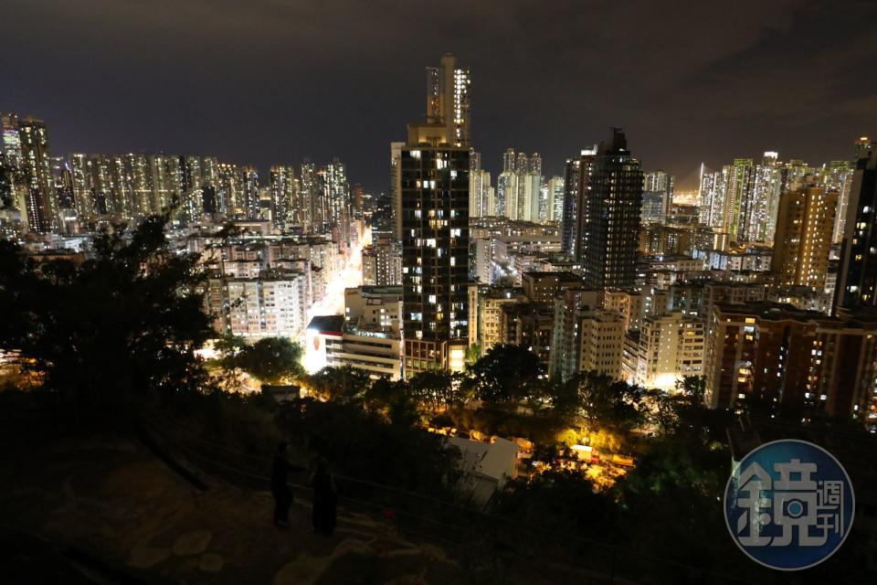 登上喃嘸山的山頂，就可欣賞被網友口中的「嘉頓山百萬夜景」。