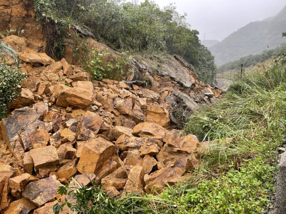 台鐵猴硐至瑞芳段受到大雨影響，今天再度發生土石滑落造成交通中斷，大量土石、岩塊、草木侵入軌道。台鐵全力搶修，預估5日上午搶通。（警方提供）