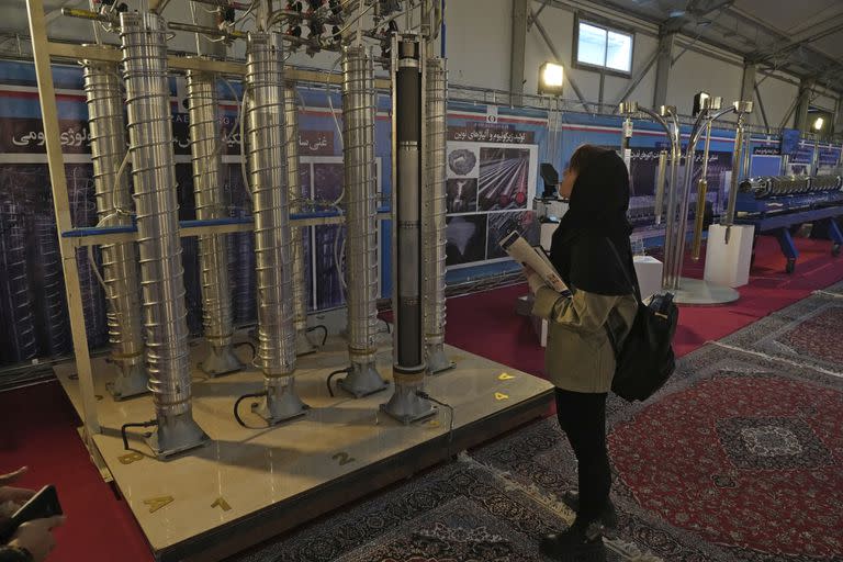 Un estudiante observa las centrifugadoras de construcción nacional de Irán en una exposición de los logros nucleares del país, en Teherán