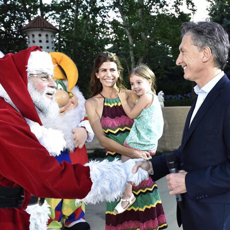 Juliana con Papá Noel. Awada festejó la Navidad en familia, con un vestido bohemio y a puro color.