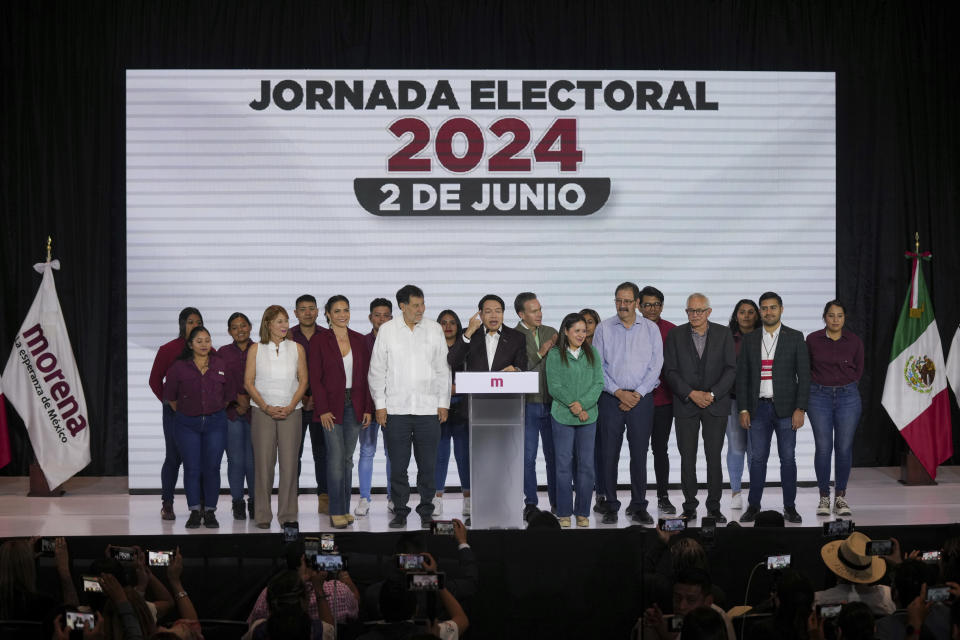 Mario Delgado, presidente del partido oficial Morena, da declaraciones tras el cierre de urnas parcial en la mayoría de México en las elecciones generales, en Ciudad de México, el domingo 2 de junio de 2024. (AP Foto/Fernando Llano)