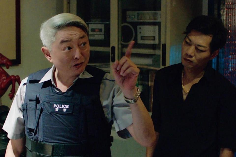 與導演杜榮峰是多年好友的資深藝人李國超（左）扮演派出所所長，調查校園簽賭案件。（峰起云湧影業提供）