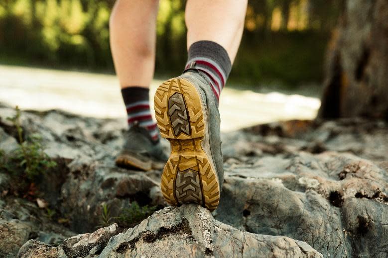 挑對戶外運動鞋，有助應對山上多變的自然環境，並確保雙足安全！（圖片來源：Getty Commercial）
