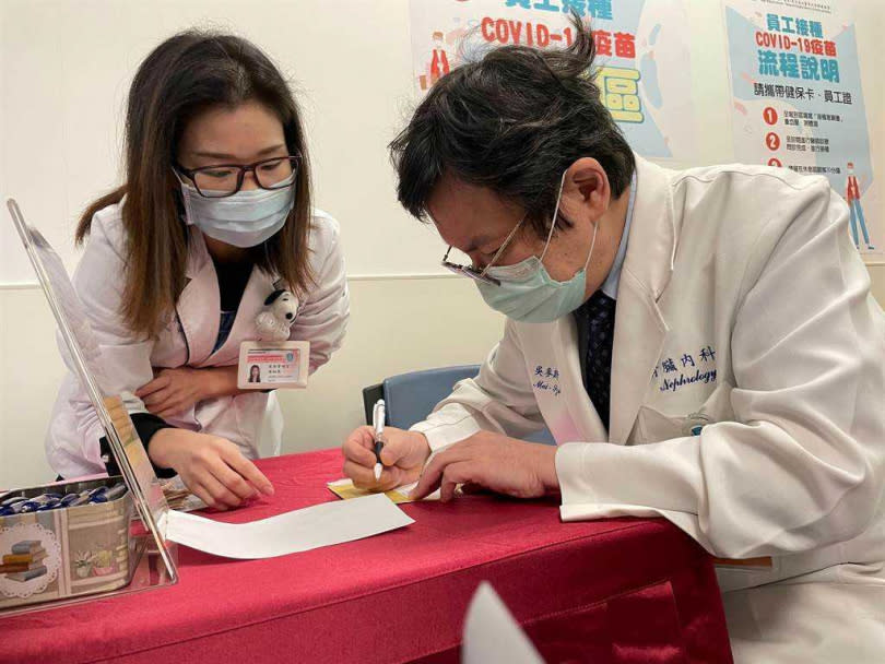 台灣首批牛津AZ疫苗今天開打，新北市雙和醫院醫護人員上午8時起陸續接種。（圖／雙和醫院提供）