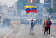 Opposition supporters clash with riot police during a rally against President Nicolas Maduro in Caracas, Venezuela May 3, 2017. REUTERS/Carlos Garcia Rawlins