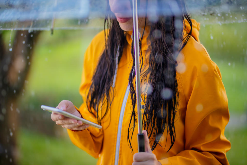 Hauptsache Schirm dabei? Nicht unbedingt: Die Wetterwarnungen des DWD sollten unbedingt ernstgenommen werden (Symbolbild: Getty Images)