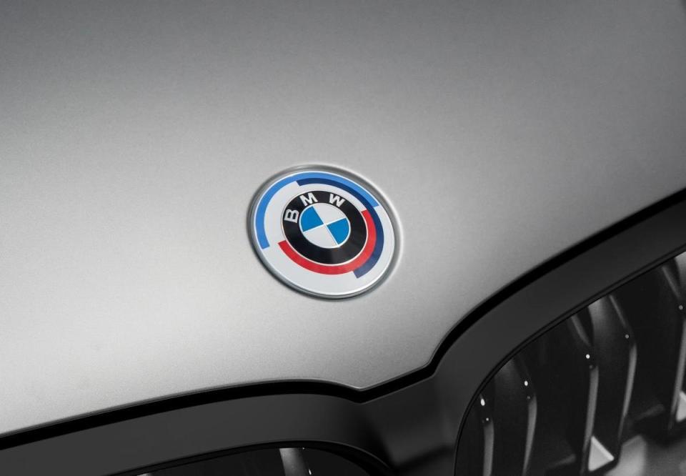 BMW M850i xDrive Gran Coupé增添BMW M 50週年紀念廠徽，將M的熱血氛圍透過頂級工藝與專屬設計細膩詮釋。