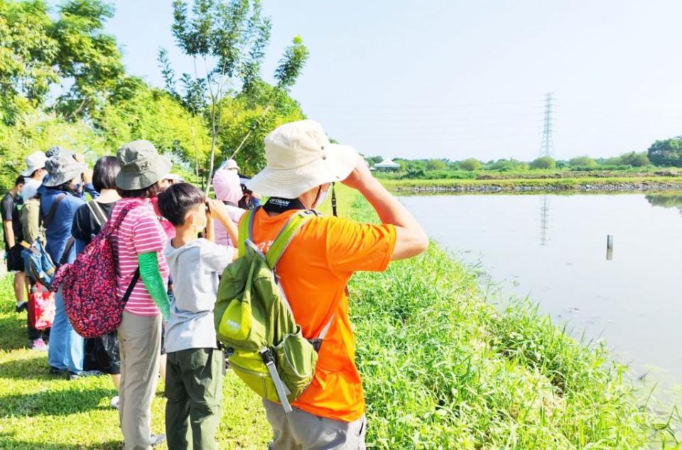 屏東縣政府二十四日在海豐濕地舉辦生態探訪活動，吸引大批民眾參與。（記者毛莉攝）