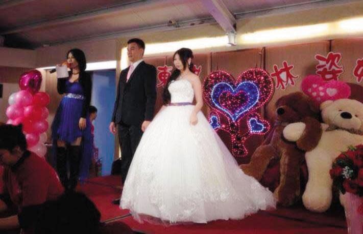 劉東麒（右2）與林渝宸（右）各自離婚後，2013年曾舉辦婚禮，但至今未辦登記。（讀者提供）