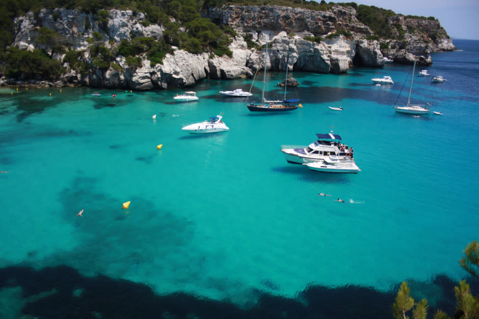 7.- Cala Macarella, Menorca: Playas paradisíacas en un entorno único y de una belleza indescriptible. No te hará falta ver más de una fotografía para querer pasar el próximo verano en Menorca. Crédito: rosergoula.