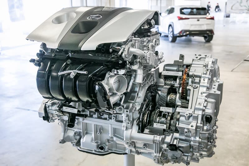 11/22國內將先行發表UX 200汽油版2.0升動力車型，而UX 250h油電版則將在明年初追加導入。