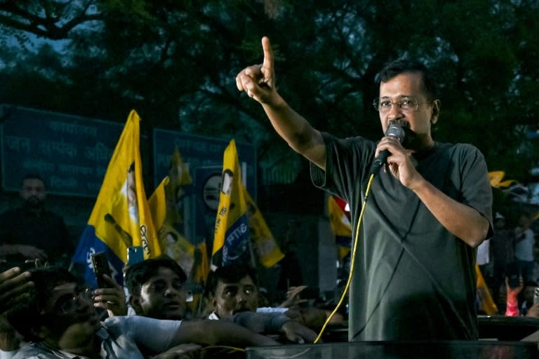 Ein prominenter Gegner des indischen Regierungschefs Narendra Modi ist auf Kaution aus dem Gefängnis entlassen worden. Arvind Kejriwal begrüßte nach seiner Freilassung mehr als 1000 Anhänger vor dem Tihar-Gefängnis in Delhi. (Arun SANKAR)